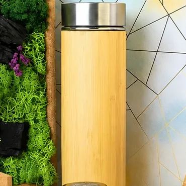 The 450 ml bamboo bottle with its steel lid
