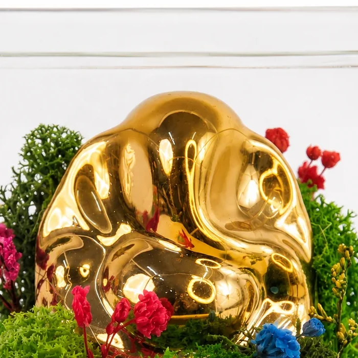 Close-up of the gold-tone ceramic Ganesha and the preserved flowers around him
